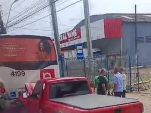 [vídeo] Carro bate em traseira de ônibus no Jardim Petrópolis