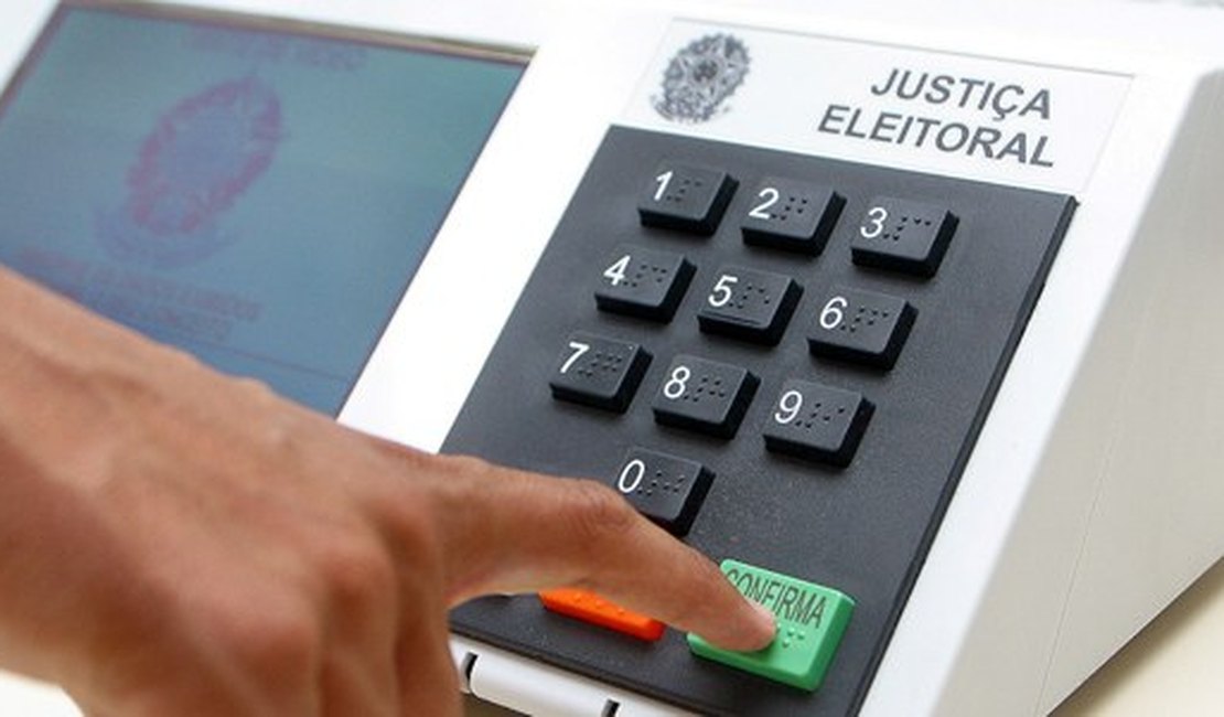 Eleitores de cinco municípios brasileiros escolhem prefeitos hoje