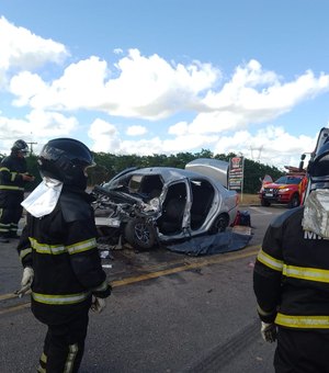Uma pessoa morre e duas ficam feridas após colisão entre carro e ônibus no trevo de Cajueiro
