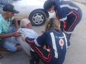 Idoso sofre convulsão em rua e é socorrido por SAMU