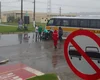 Mototaxista fica ferido após colisão com ônibus escolar na BR-104, em Murici