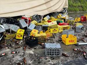 Carreta com carga de cerveja tomba na BR-101 no município Flexeiras