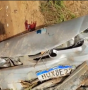 Carro capota e é lançado para o acostamento em Murici; mãe e filhas ficam feridas