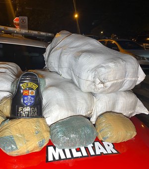 Taxista é preso após ser flagrado com 50kg de maconha dentro do carro