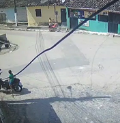 [Vídeo] Motociclista é arremessado após colisão com parede de residência em Branquinha