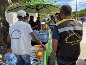 Prefeitura fiscaliza carros de coco na orla de Maceió e apreende produtos estragados