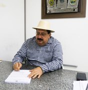 Prefeito Gilberto Gonçalves assina manifestação de interesse para compra de vacinas