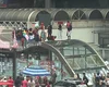 Manifestantes picham e quebram estações de metrô após ato pró-Lula