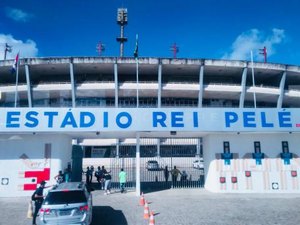 Polícia apreende 18 cartões de crédito, drogas e R$12 mil em espécie com indivíduo no Estádio Rei Pelé