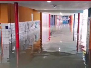 Chuvas causam inundação em escola localizada no CEPA, em Maceió