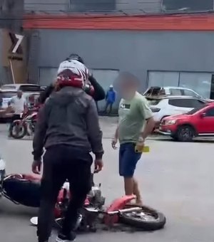 Após colisão entre carro e moto, condutores discutem no meio da rua em Arapiraca