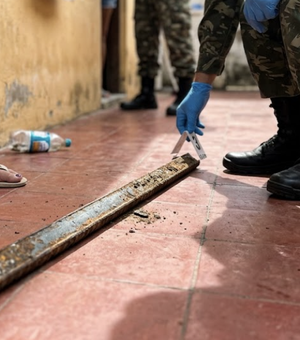 Homem é preso após agredir companheira com barra de ferro durante crise de ciúmes