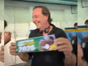 Ex-ministro de Bolsonaro distribui adesivos pró-Flávio no Carnaval