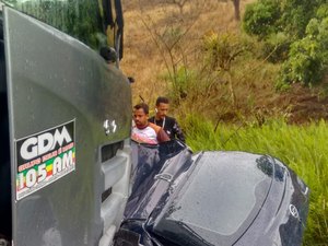 [Vídeo] Duas pessoas morrem após caminhão arrastar carro e cair em ribanceira no Agreste