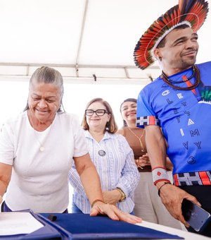 Prefeita Tia Júlia assina Ordem de Serviço para construção de Centro Educacional Infantil