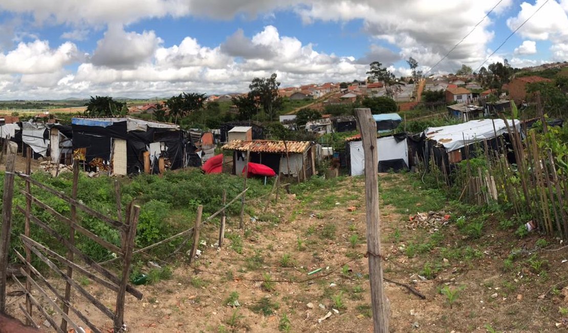 Moradores denunciam mau cheiro de fezes e urina em acampamento no município de  Arapiraca 