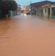 [Vídeo]Chuva provoca alagamentos em Japaratinga durante a madrugada