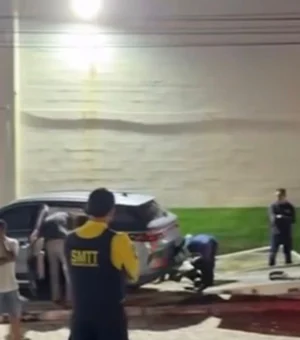 Mulher perde controle de veículo e colide com muro de supermercado na Ponta Verde