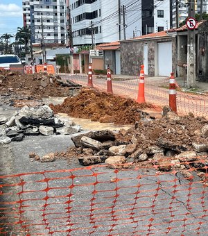 Buracos se abrem no meio da rua e assustam população em Maceió