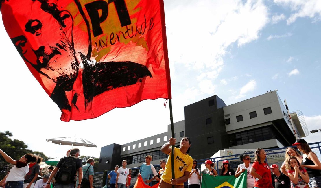 'Querem inventar uma democracia sem o povo', afirma Lula em carta ao PT