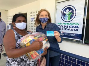 Programa Canoa Solidária beneficia famílias com a entrega de cestas básicas