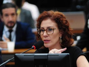 Alvo de operação da PF, Carla Zambelli telefonou para Bolsonaro nesta semana, dizem fontes