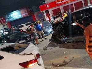 Engavetamento com sete carros complica trânsito na Avenida Fernandes Lima, em Maceió