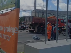 Mulher morre ao colidir moto contra poste na Avenida Menino Marcelo, em Maceió