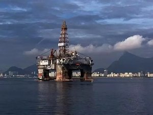 Petróleo se encaminha para aumento recorde com escalada da guerra com Irã