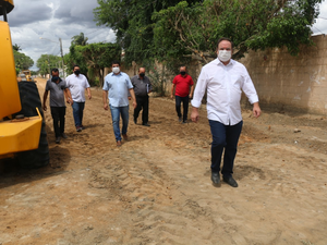 Luciano Barbosa vistoria obras de pavimentação no bairro Novo Horizonte