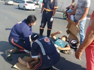 Motorista faz retorno proibido, colide com motociclista e foge sem prestar socorro