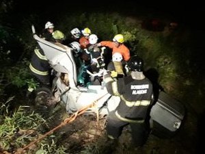 Acidente provoca queda de caminhão em ribanceira e um deixa um morto