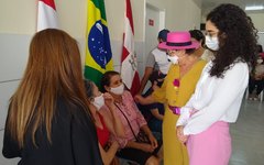 Deputada Tereza Nelma conversa com família assistida pelo CAEEP em Arapiraca