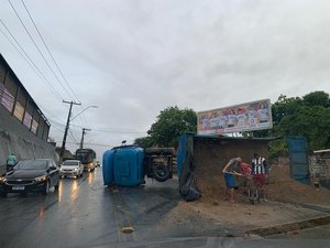 Caminhão carregado com areia tomba na Avenida Rotary