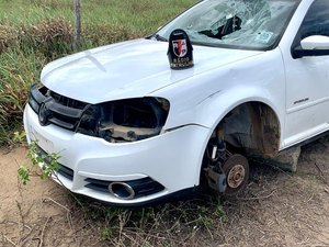 Carro encontrado dentro de fazenda no município de Junqueiro foi roubado em Arapiraca
