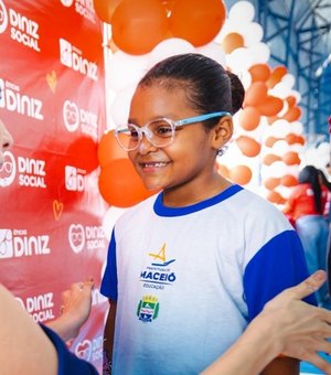 Prefeitura de Maceió entrega óculos de grau para alunos da rede municipal