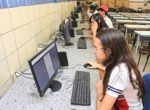 Entrega de computadores beneficia cerca de 6,5 mil estudantes em Arapiraca