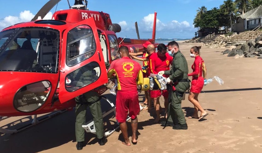 [Vídeo] Bombeiros usam helicóptero para resgatar banhista em Marechal Deodoro
