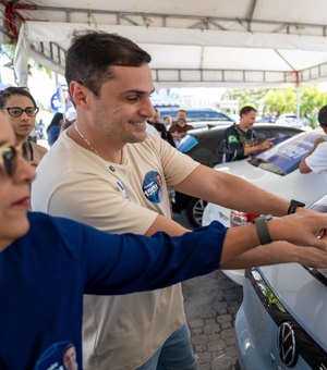 Campanha de Alexandre Ayres ganha as ruas com grande adesivaço em Maceió