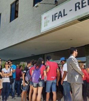 Servidores do Ifal paralisam atividades e protestam contra ajuste fiscal do governo