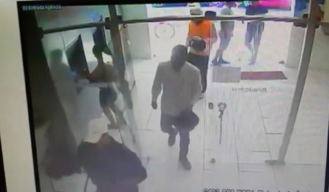 [VÍDEOS] Câmeras de vigilância flagram ação de quadrilha em agência bancária no Sertão