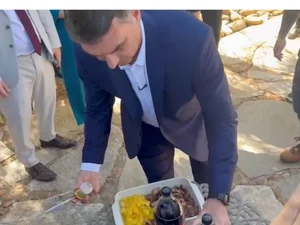 Flávio Bolsonaro serve churrasco a jornalistas e critica decisão de Moraes