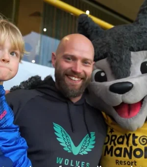 Criança que viralizou por ter nugget “roubado” em jogo tem final feliz