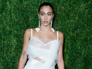 Filha mais velha de Madonna mostra demais com blusa transparente em tapete vermelho