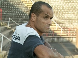 Acesso do Mogi abre espaço para Rivaldo voltar aos campos na Série C