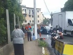 Entregador morre após bater moto contra poste no ﻿Conjunto José Tenório