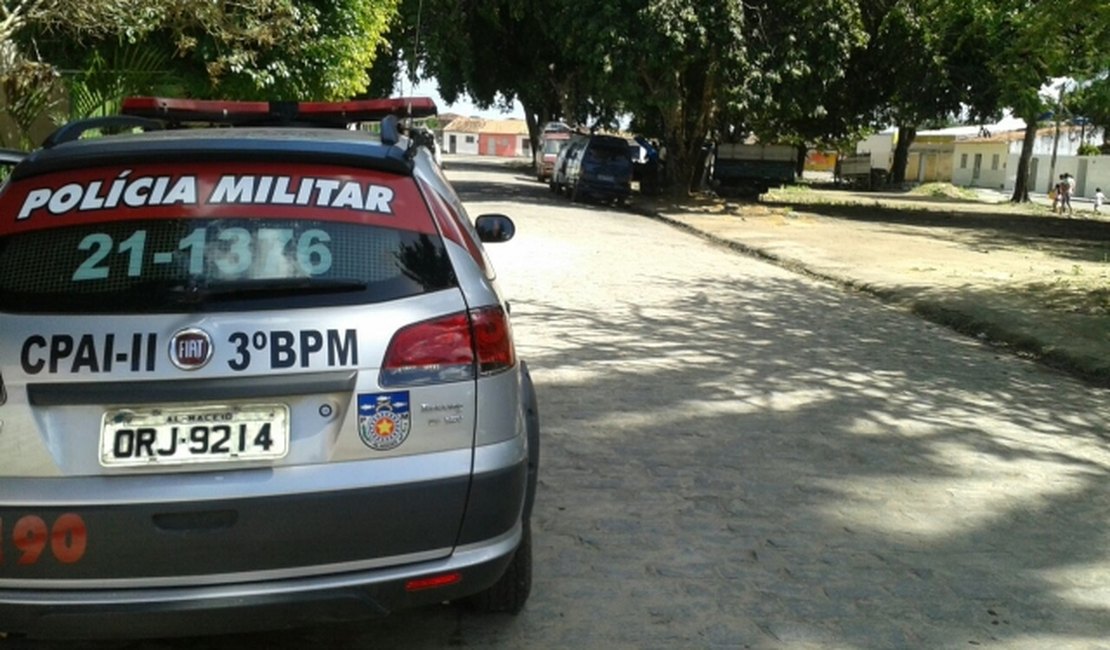 Família é mantida refém enquanto criminosos fazem arrastão em residência