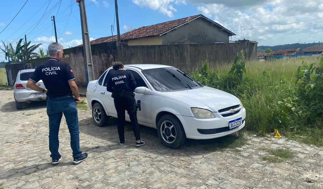 Carro roubado é encontrado pichado com sigla de facção em Rio Largo