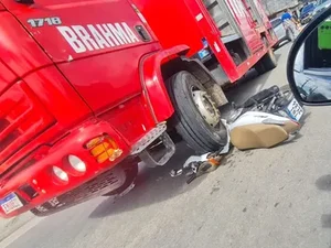 Motociclista vai parar debaixo de caminhão após acidente em Penedo