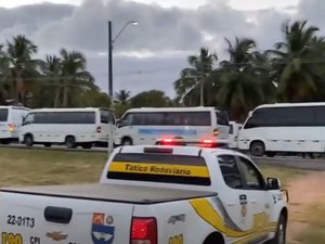 [Vídeo] Transportadores complementares fazem manifestação cobrando fiscalização dos táxis